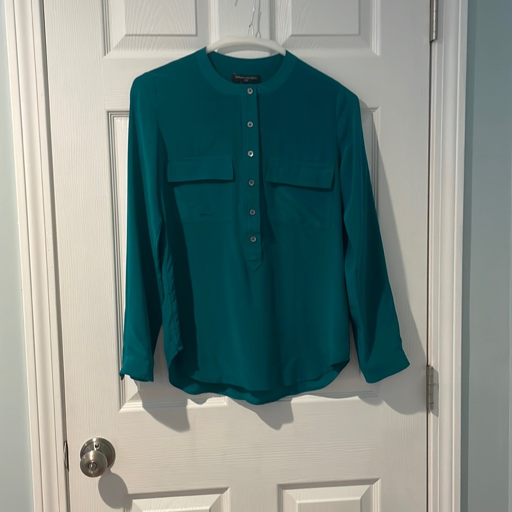 EUC size Small Banana Republic silk shirt in emerald green